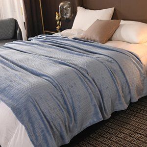 🦋 NWOT: Shein Solid Color Velvety Blanket 🦋